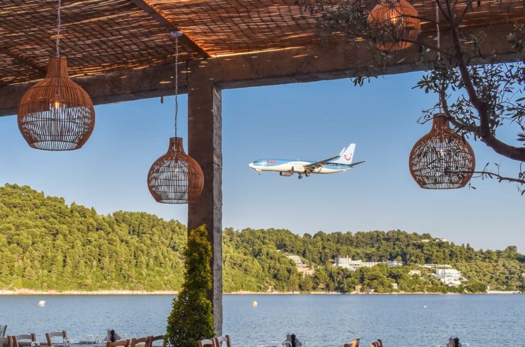 Enjoy dining in Kahlua Skiathos with the most majestic backdrop of the sea. Featuring homemade Greek and Mediterranean dishes accompanied by carefully curated wine list, as well as tsipouro and ouzo.