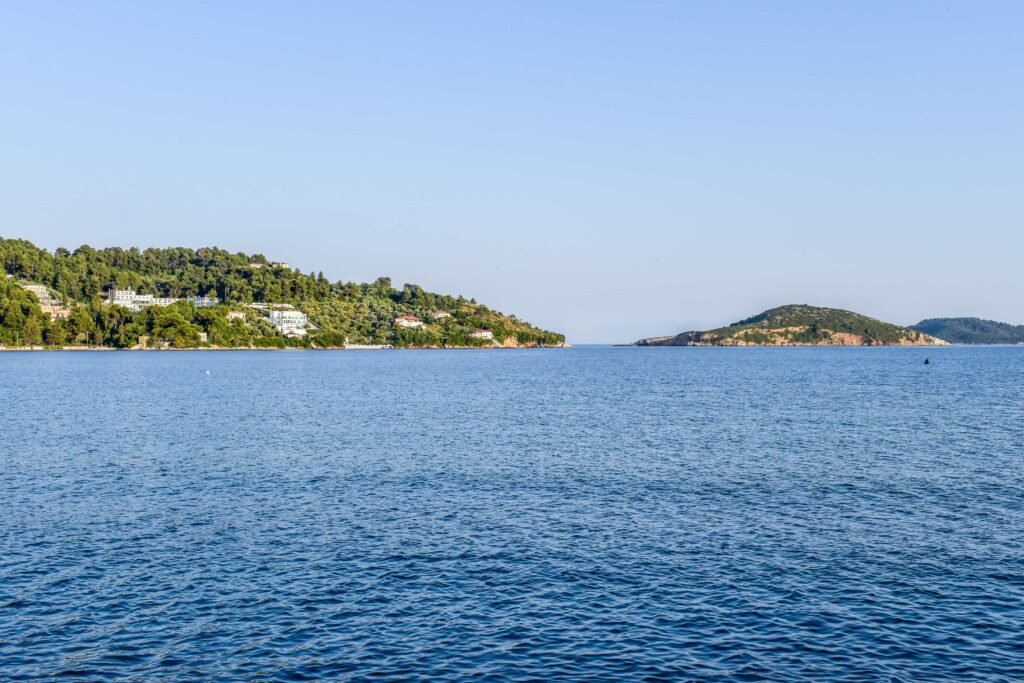 Enjoy dining in Kahlua Skiathos with the most majestic backdrop of the sea. Featuring homemade Greek and Mediterranean dishes accompanied by carefully curated wine list, as well as tsipouro and ouzo.