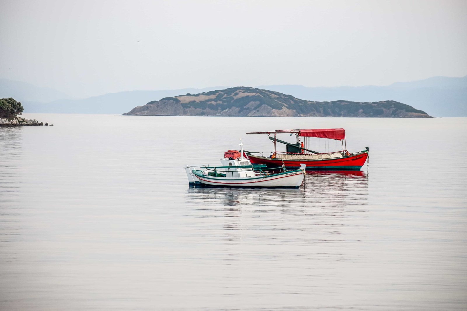 Enjoy dining in Kahlua Skiathos with the most majestic backdrop of the sea. Featuring homemade Greek and Mediterranean dishes accompanied by carefully curated wine list, as well as tsipouro and ouzo.